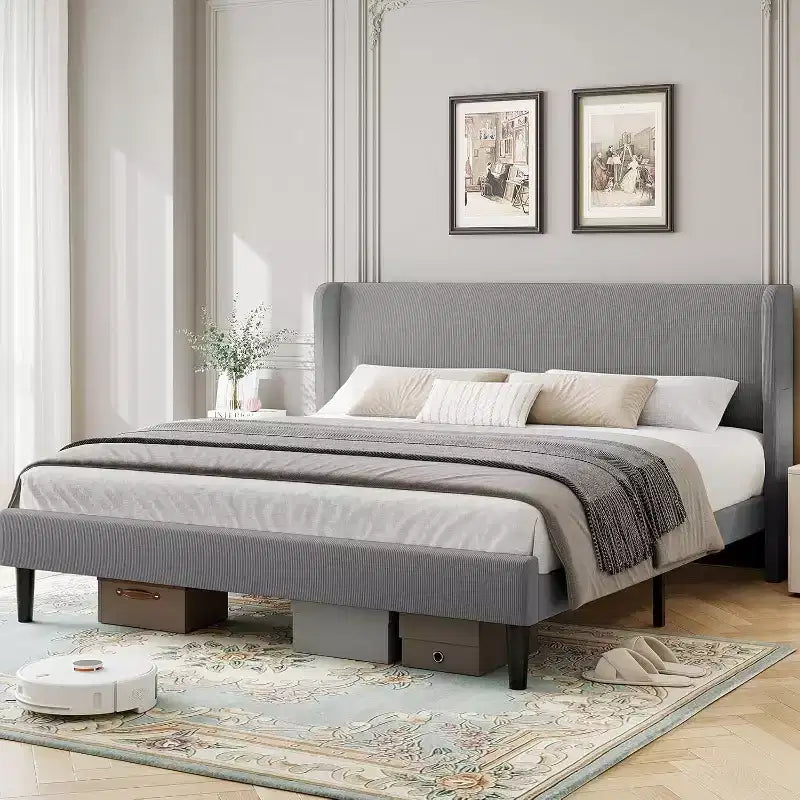 Cadre de lit avec tête de lit capitonnée, design plateforme en bois avec 2 poches de rangement, dossier ailé capitonné à canal vertical, lattes en bois solides.