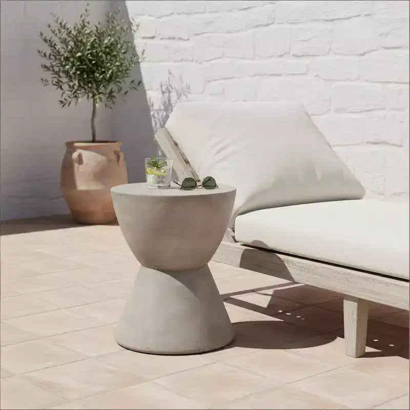 Table d'appoint d'extérieur en béton léger, design sculptural moderne, résistante aux intempéries et facile à déplacer pour patio, balcon ou jardin