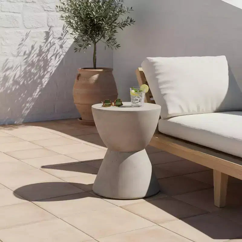 Table d'appoint d'extérieur en béton léger, design sculptural moderne, résistante aux intempéries et facile à déplacer pour patio, balcon ou jardin