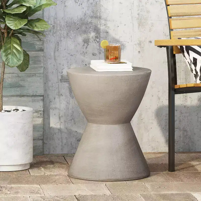 Table d'appoint d'extérieur en béton léger, design sculptural moderne, résistante aux intempéries et facile à déplacer pour patio, balcon ou jardin