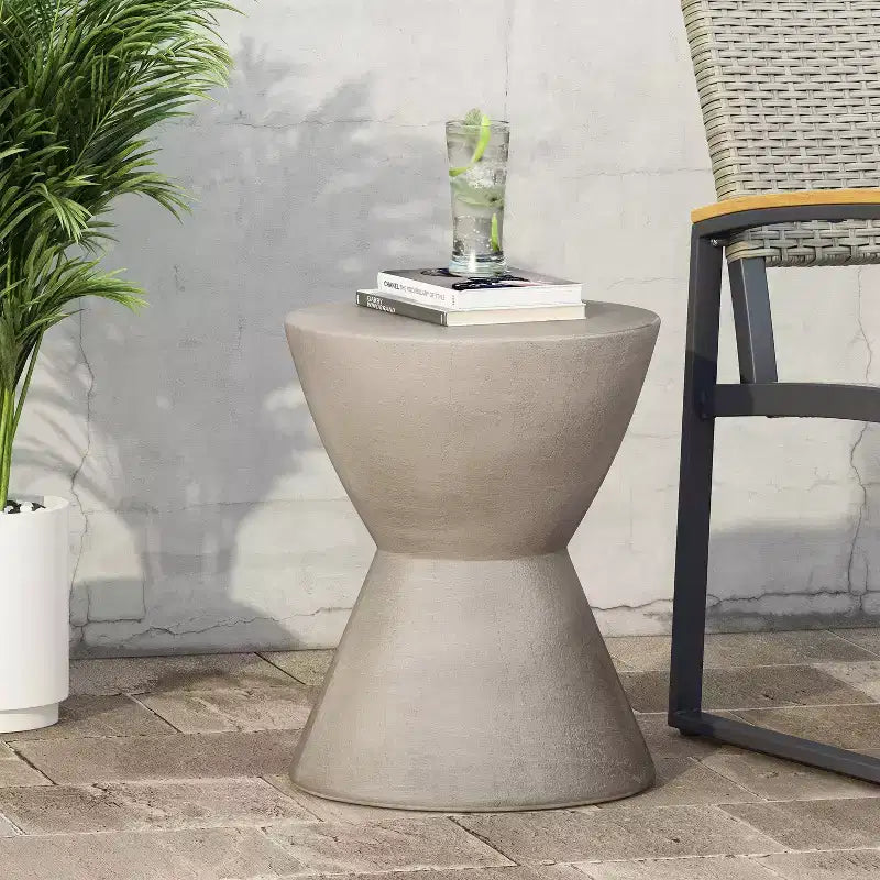 Table d'appoint d'extérieur en béton léger, design sculptural moderne, résistante aux intempéries et facile à déplacer pour patio, balcon ou jardin