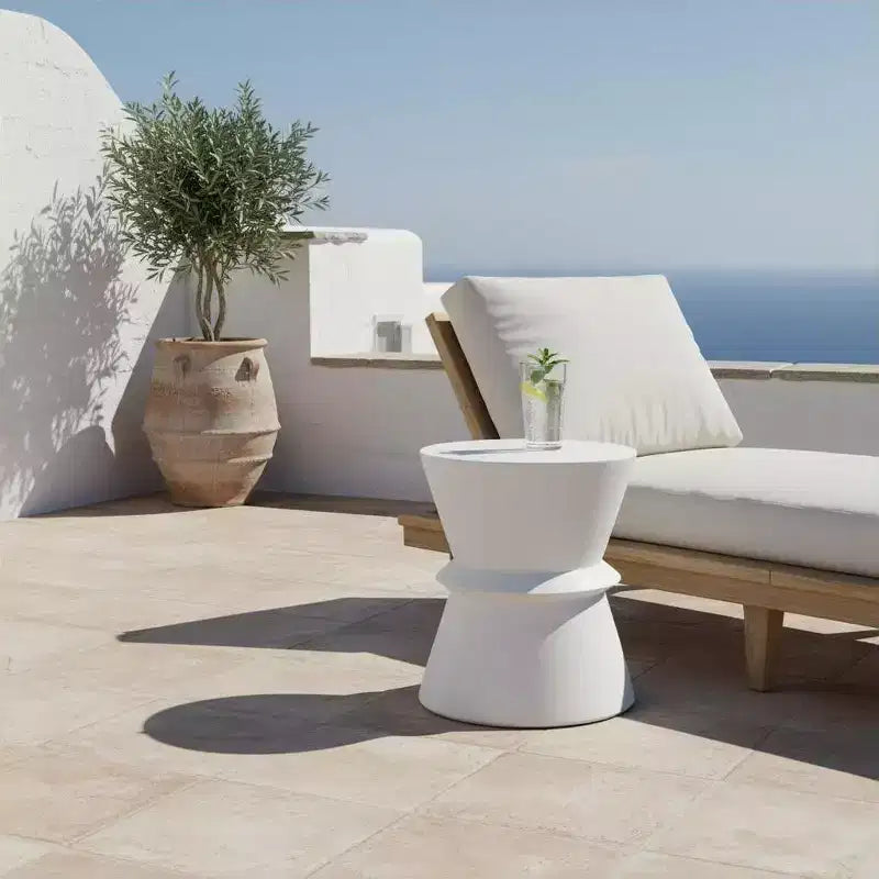 Table d'appoint d'extérieur en béton léger, design sculptural moderne, résistante aux intempéries et facile à déplacer pour patio, balcon ou jardin