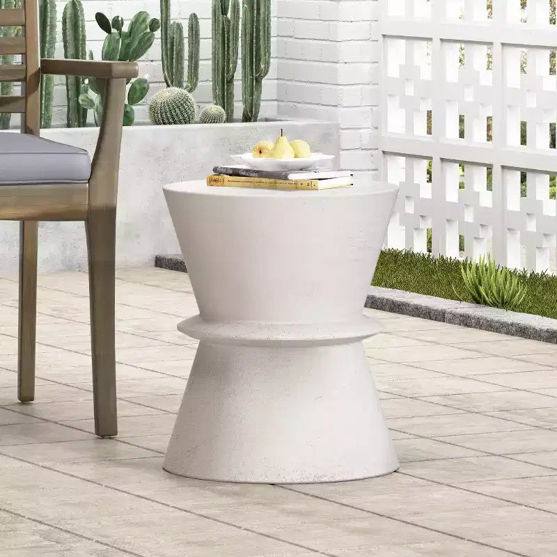 Table d'appoint d'extérieur en béton léger, design sculptural moderne, résistante aux intempéries et facile à déplacer pour patio, balcon ou jardin