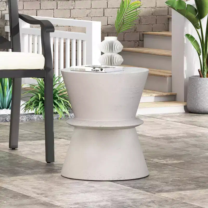 Table d'appoint d'extérieur en béton léger, design sculptural moderne, résistante aux intempéries et facile à déplacer pour patio, balcon ou jardin