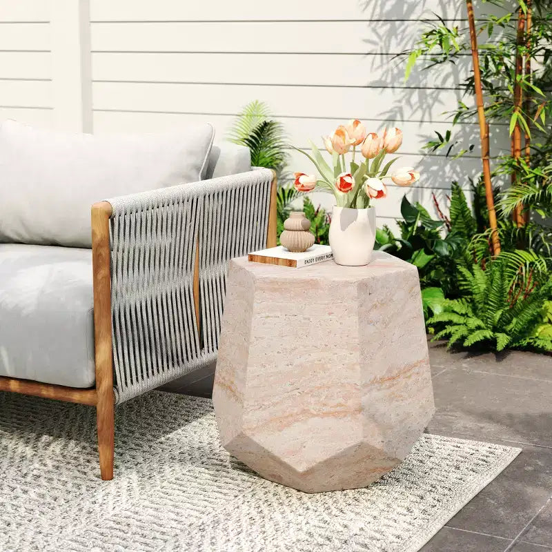 Table d'appoint d'extérieur en béton léger, design sculptural moderne, résistante aux intempéries et facile à déplacer pour patio, balcon ou jardin