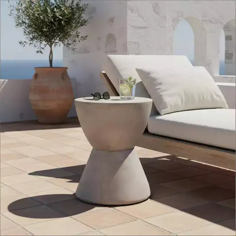 Table d'appoint d'extérieur en béton léger, design sculptural moderne, résistante aux intempéries et facile à déplacer pour patio, balcon ou jardin