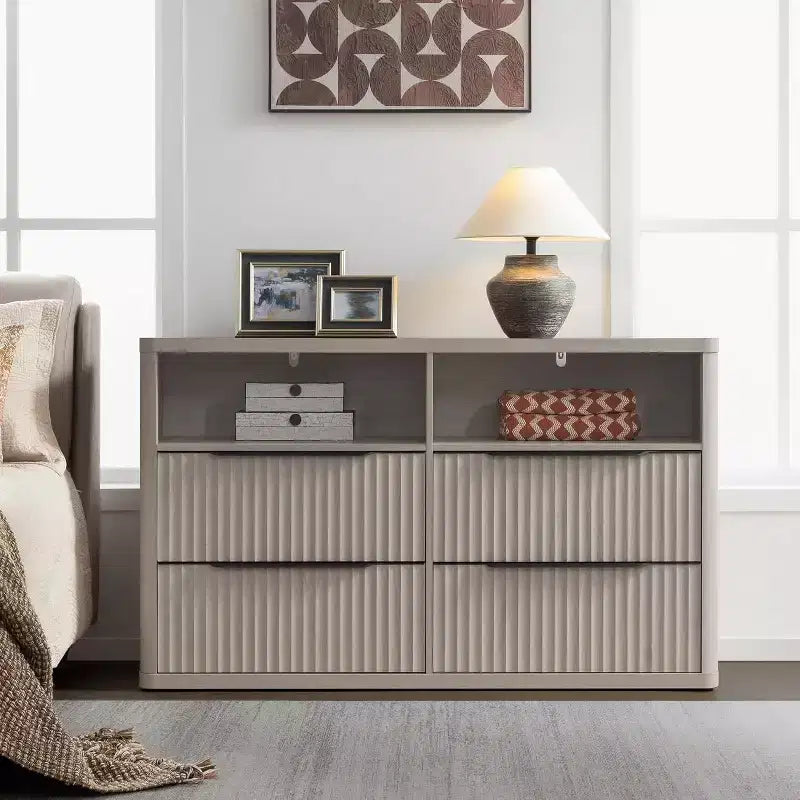 Commode moderne de 143,5 cm de large avec 4 tiroirs, étagère ouverte cannelée, rangement pour placard