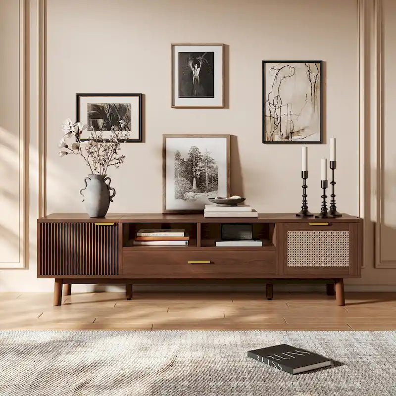 Meuble TV en bois massif brun foncé pour téléviseurs de 75 pouces, console TV avec porte à fermeture amortie et meuble à porte abattante.