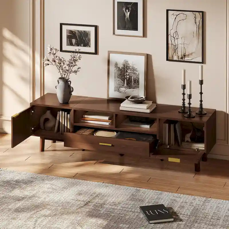 Meuble TV en bois massif brun foncé pour téléviseurs de 75 pouces, console TV avec porte à fermeture amortie et meuble à porte abattante.