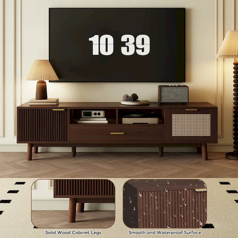 Meuble TV en bois massif brun foncé pour téléviseurs de 75 pouces, console TV avec porte à fermeture amortie et meuble à porte abattante.