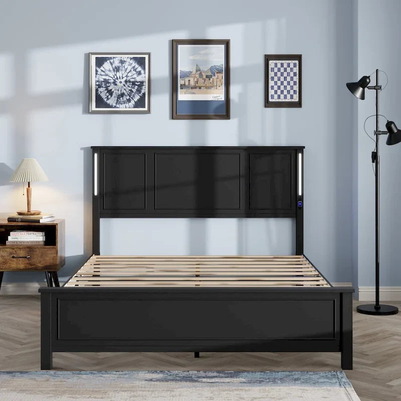 Lit plateforme grand format avec tête de lit en bois et chargeur