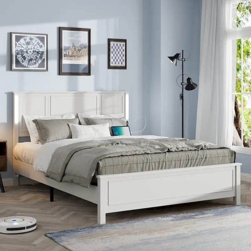 Lit plateforme grand format avec tête de lit en bois et chargeur