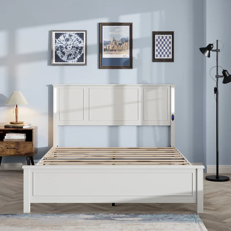 Lit plateforme grand format avec tête de lit en bois et chargeur