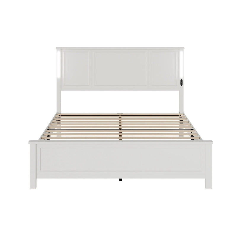 Lit plateforme grand format avec tête de lit en bois et chargeur