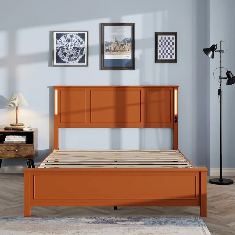Lit plateforme grand format avec tête de lit en bois et chargeur
