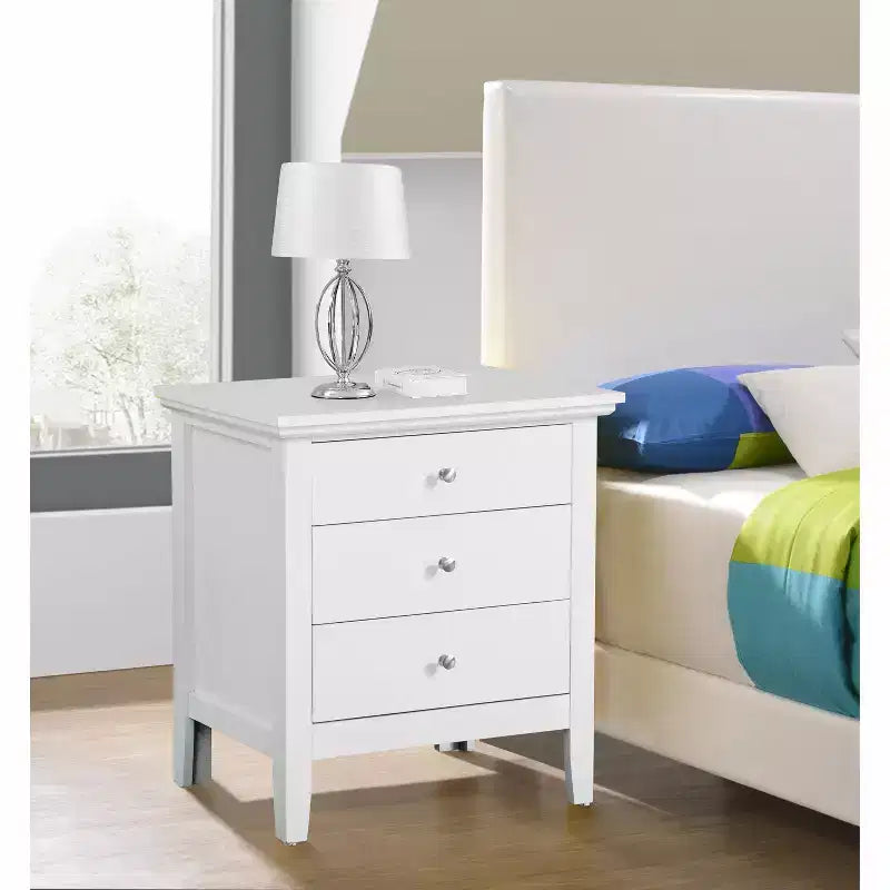 Table de chevet blanche à 3 tiroirs, 66 cm H x 61 cm L x 46 cm P