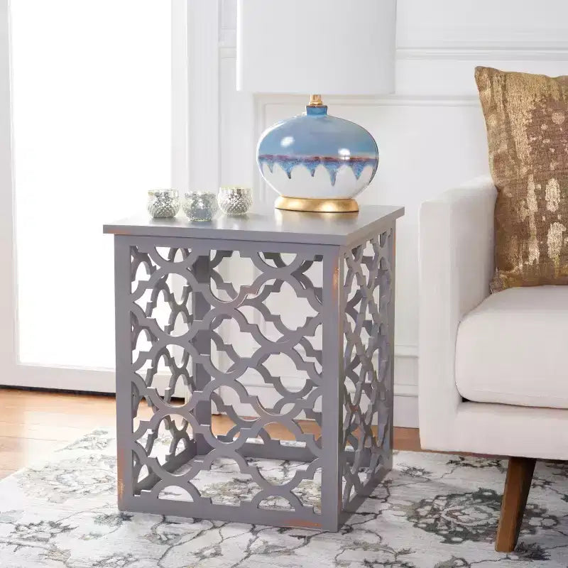Table d'appoint à treillis d'inspiration marocaine, blanc vieilli