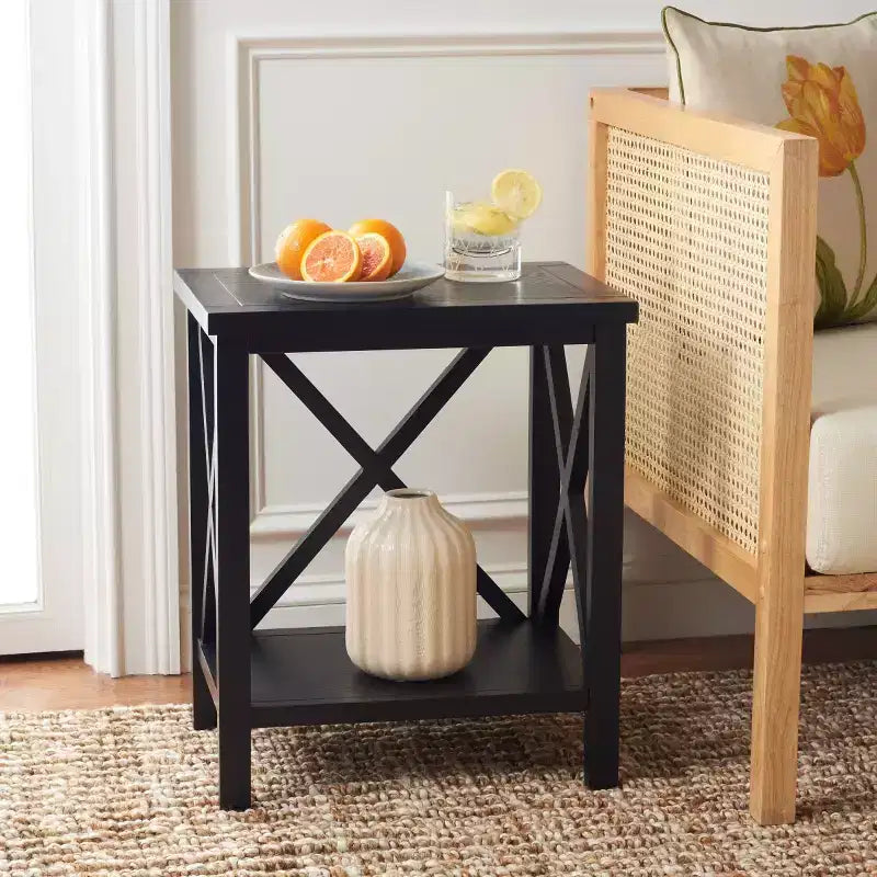 Table d'appoint à piètement croisé avec détails en X ouverts et étagère inférieure, bois blanc