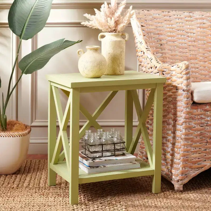 Table d'appoint à piètement croisé avec détails en X ouverts et étagère inférieure, bois blanc