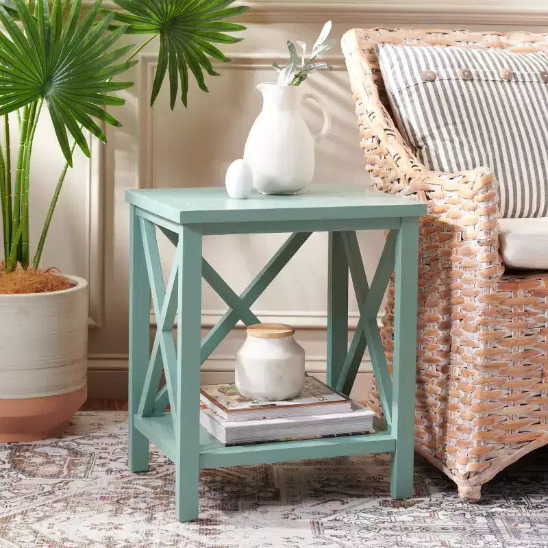 Table d'appoint à piètement croisé avec détails en X ouverts et étagère inférieure, bois blanc
