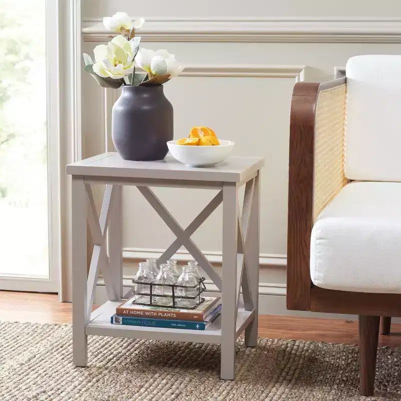 Table d'appoint à piètement croisé avec détails en X ouverts et étagère inférieure, bois blanc