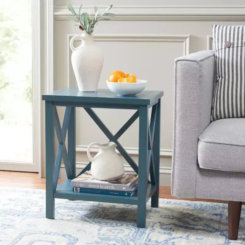 Table d'appoint à piètement croisé avec détails en X ouverts et étagère inférieure, bois blanc