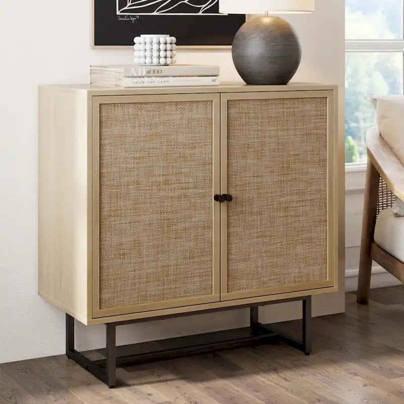 Meuble d'appoint Nathan James Kova avec portes en rotin naturel, base en métal et étagère réglable