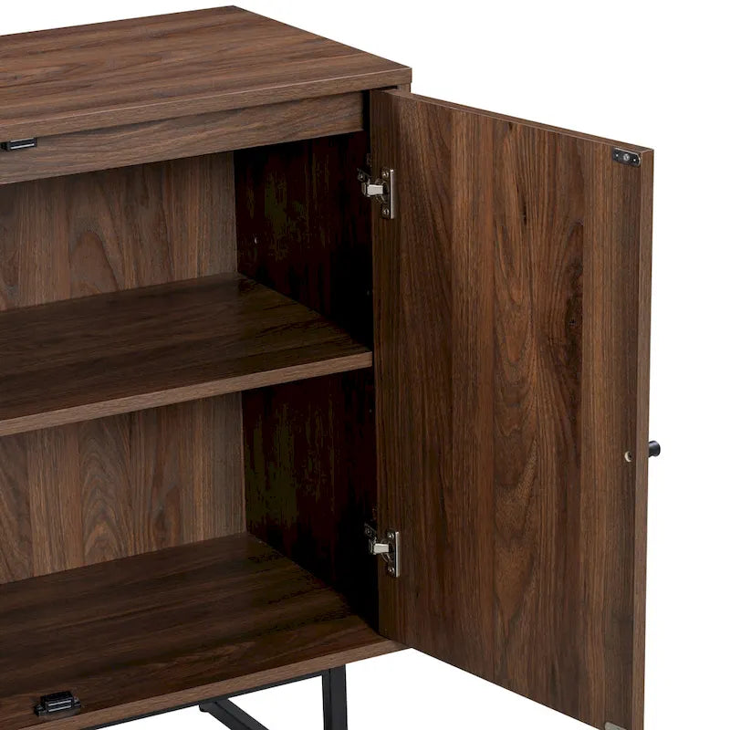 Meuble d'appoint Nathan James Kova avec portes en rotin naturel, base en métal et étagère réglable