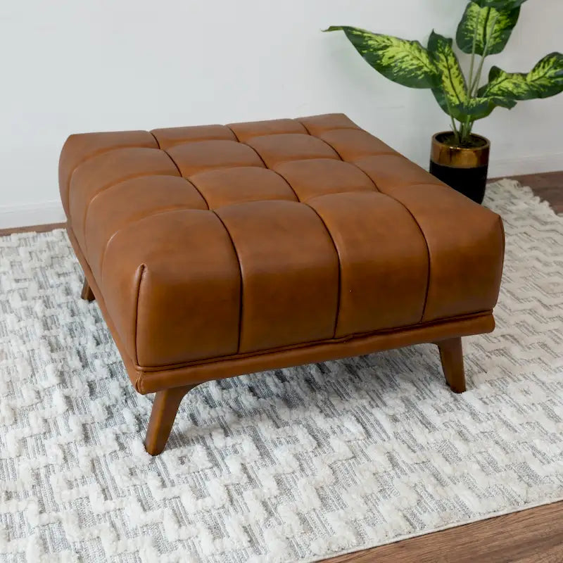 Kameron Pouf en cuir tanné capitonné style Mid-Century