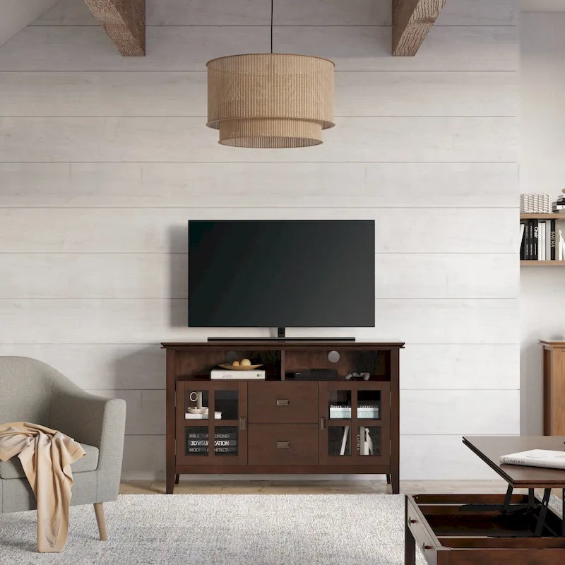Meuble TV contemporain en bois massif WYNDENHALL Stratford, 122 cm de large, en brun roux, pour téléviseurs jusqu'à 55 pouces