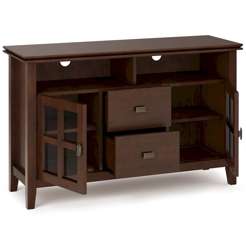 Meuble TV contemporain en bois massif WYNDENHALL Stratford, 122 cm de large, en brun roux, pour téléviseurs jusqu'à 55 pouces
