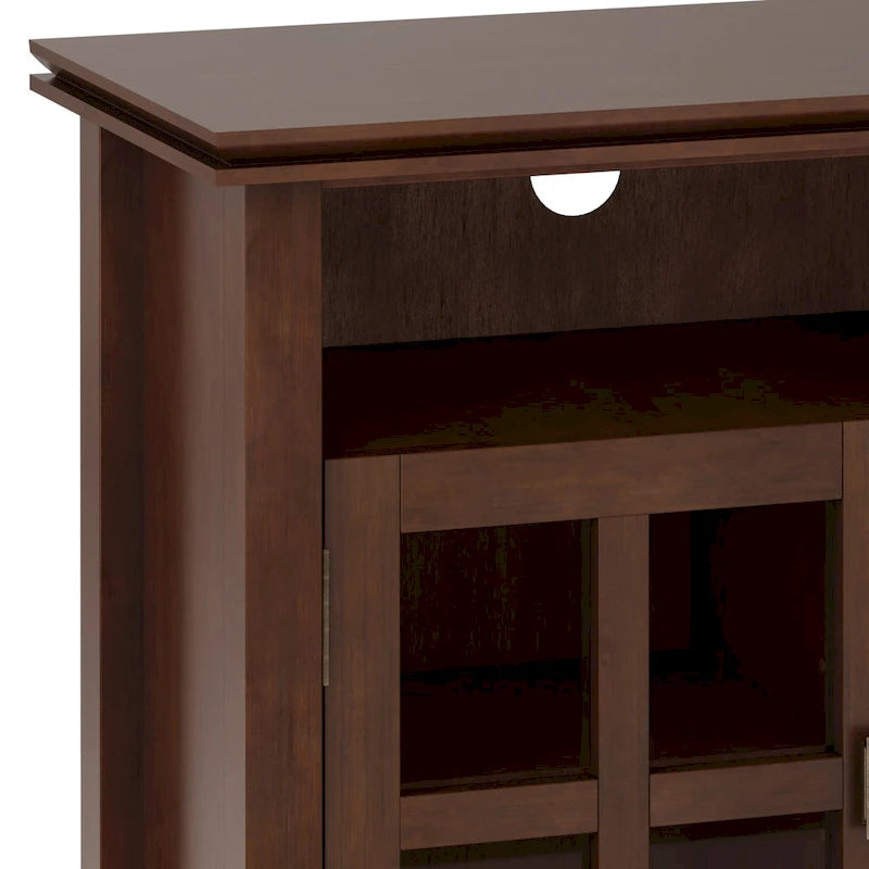 Meuble TV contemporain en bois massif WYNDENHALL Stratford, 122 cm de large, en brun roux, pour téléviseurs jusqu'à 55 pouces