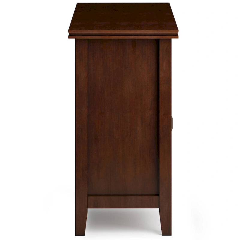 Meuble TV contemporain en bois massif WYNDENHALL Stratford, 122 cm de large, en brun roux, pour téléviseurs jusqu'à 55 pouces