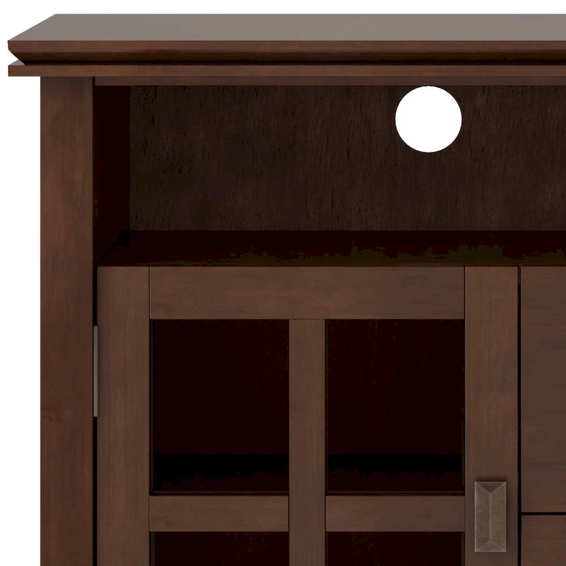 Meuble TV contemporain en bois massif WYNDENHALL Stratford, 122 cm de large, en brun roux, pour téléviseurs jusqu'à 55 pouces