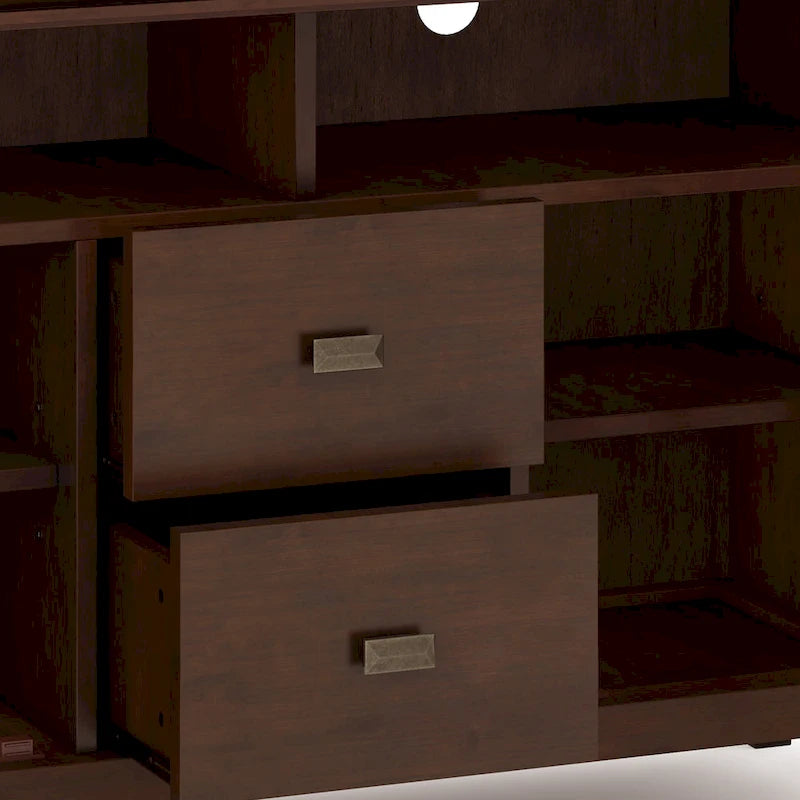 Meuble TV contemporain en bois massif WYNDENHALL Stratford, 122 cm de large, en brun roux, pour téléviseurs jusqu'à 55 pouces