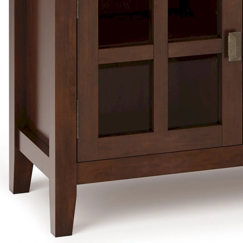 Meuble TV contemporain en bois massif WYNDENHALL Stratford, 122 cm de large, en brun roux, pour téléviseurs jusqu'à 55 pouces