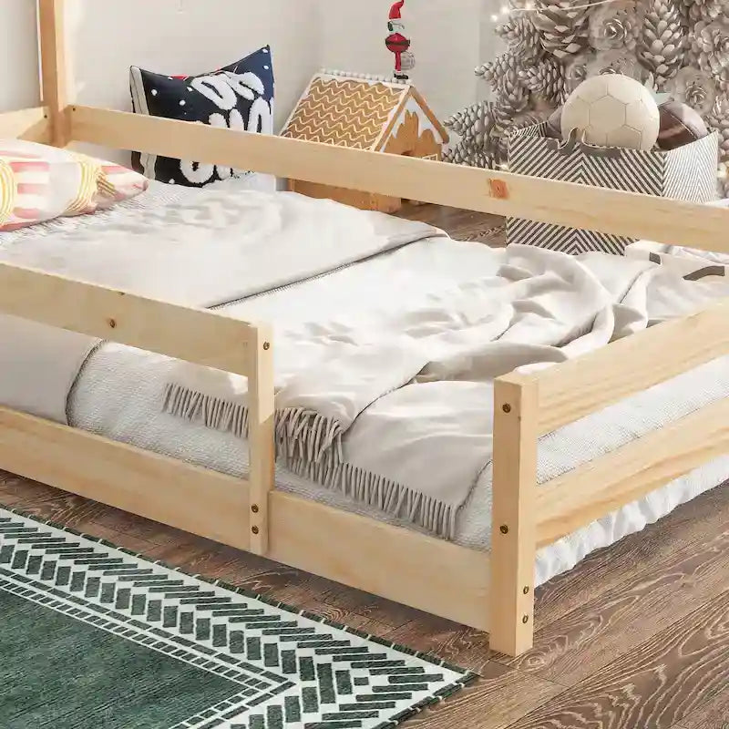 Lit en bois avec tête de lit en forme de maison