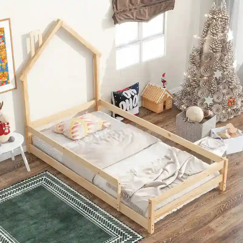 Lit en bois avec tête de lit en forme de maison