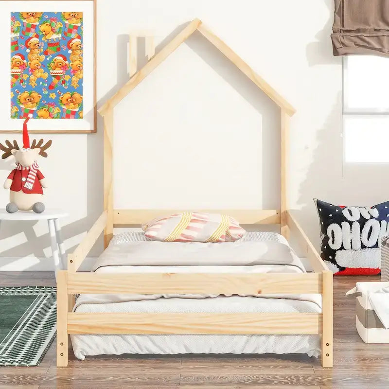 Lit en bois avec tête de lit en forme de maison