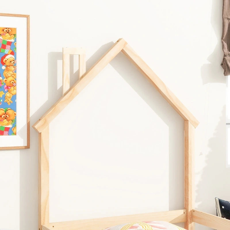 Lit en bois avec tête de lit en forme de maison