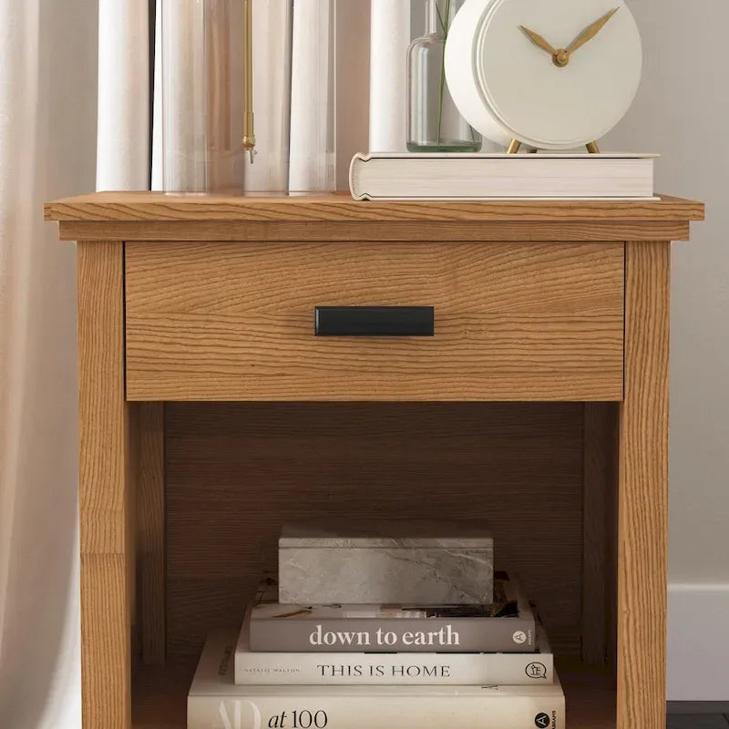 Lit Queen, table de chevet et commode en bois brun Oak Park