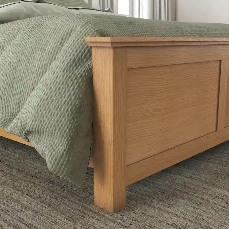 Lit Queen, table de chevet et commode en bois brun Oak Park
