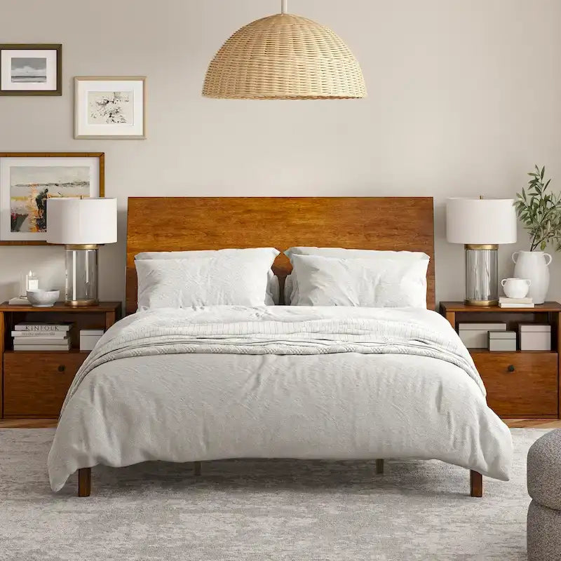 Lit plateforme en bois massif moderne Mid-Century Claus avec ports USB et espace de rangement par HULALA HOME
