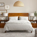 Lit plateforme en bois massif moderne Mid-Century Claus avec ports USB et espace de rangement par HULALA HOME