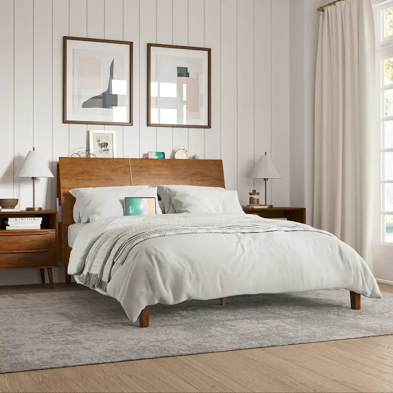 Lit plateforme en bois massif moderne Mid-Century Claus avec ports USB et espace de rangement par HULALA HOME