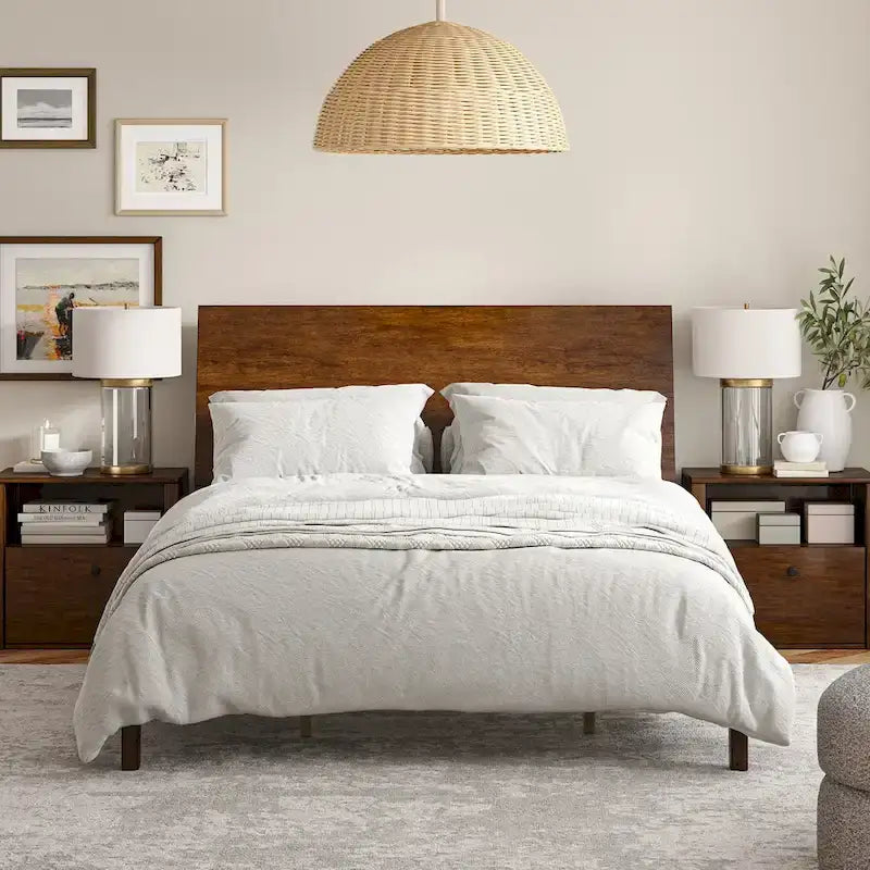 Lit plateforme en bois massif moderne Mid-Century Claus avec ports USB et espace de rangement par HULALA HOME