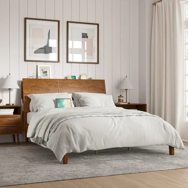 Lit plateforme en bois massif moderne Mid-Century Claus avec ports USB et espace de rangement par HULALA HOME