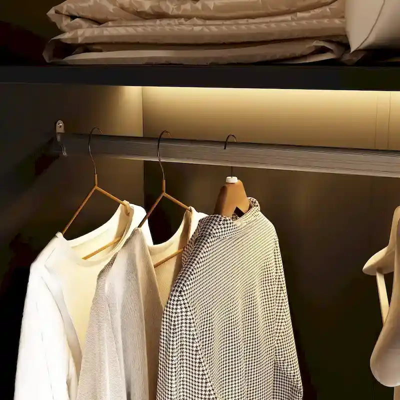 Armoire moderne à cadre en aluminium : design spacieux avec armoires LED