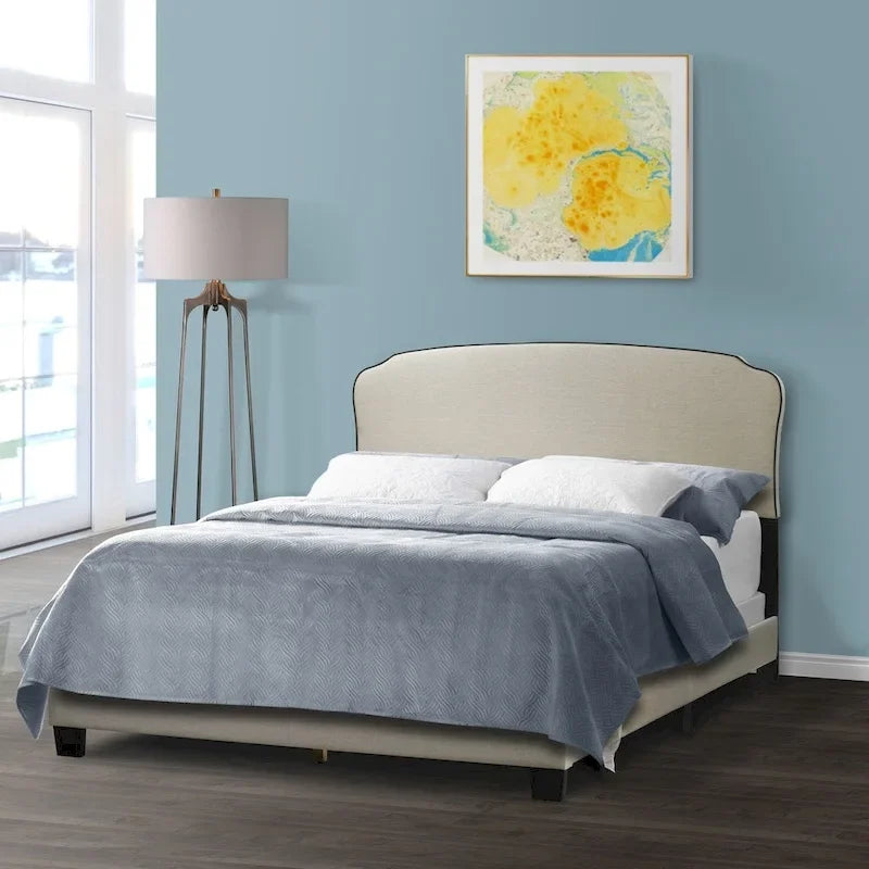 Lit Queen Aric en tissu beige avec passepoil contrastant