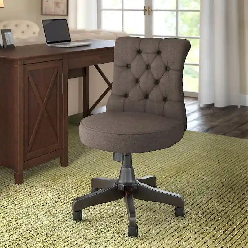 Chaise de bureau capitonnée à dossier moyen Key West de Bush Furniture